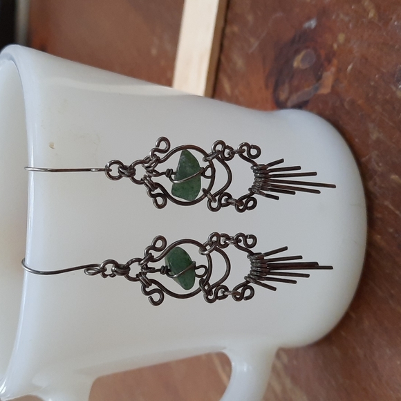 Silvertoned/greenstone dangly earrings - Picture 4 of 4